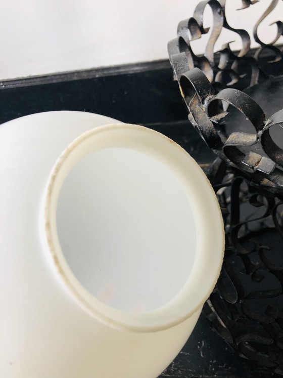 Image 1 of Zwarte smeedijzeren lamp met een handgemaakte witte bol.