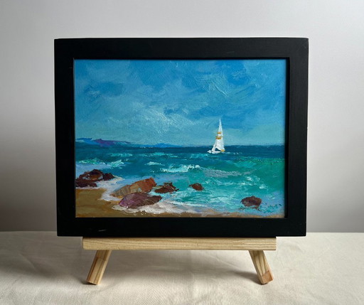 Peinture à l'huile originale représentant un paysage de plage côtière. Un voilier solitaire en mer.
