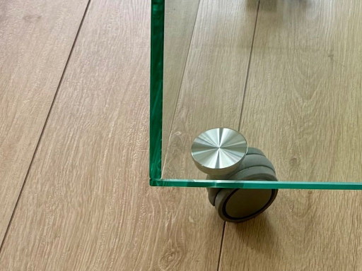 Table basse en verre sur roulettes