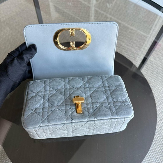 Image 1 of DIOR CARO PICCOLO - PELLE DI VITELLO GRAMMATIZZATA CANNAGE, FERRAMENTA GRIGIA E ORO