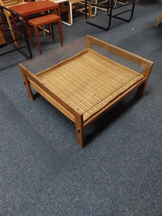 Image 1 of 1 table basse des années 1970 en osier wengé et verre fumé