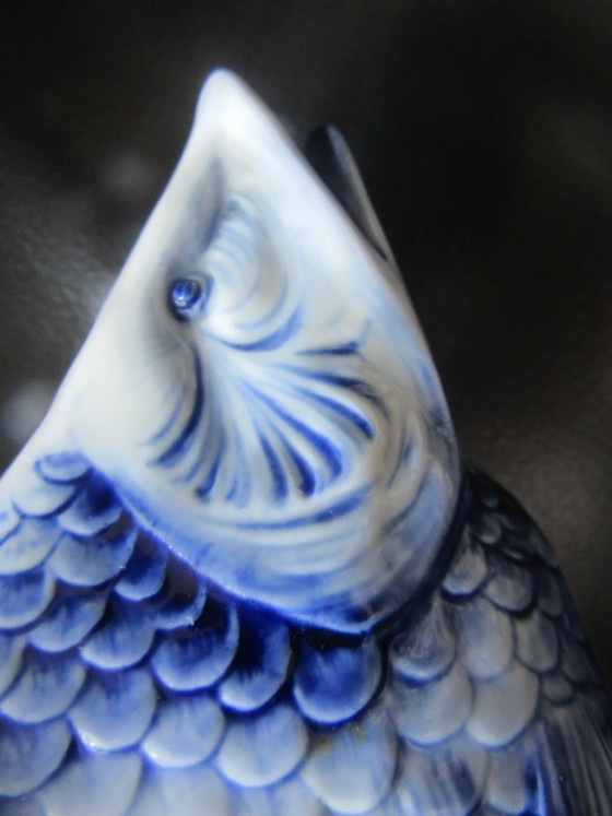 Image 1 of Oud Delfts keramisch beeldje van een blauw-witte vis, decoratief object, vintage