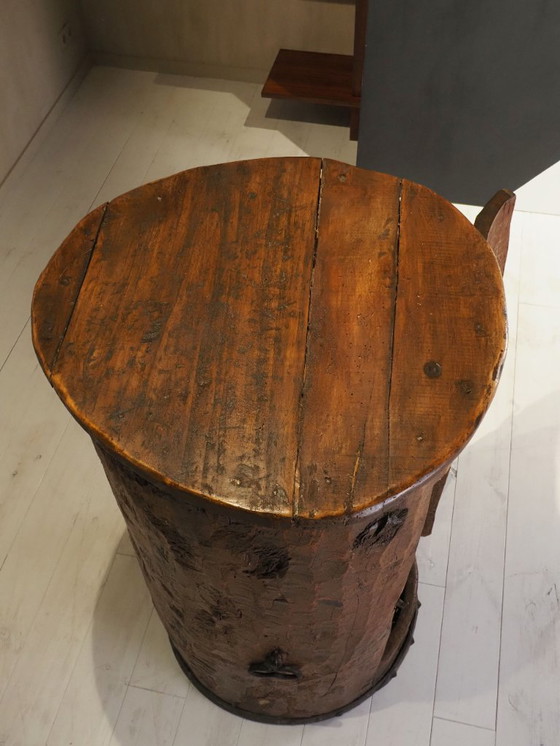 Image 1 of Cabinet d'art populaire primitif fabriqué à partir d'un vieux tronc d'arbre.