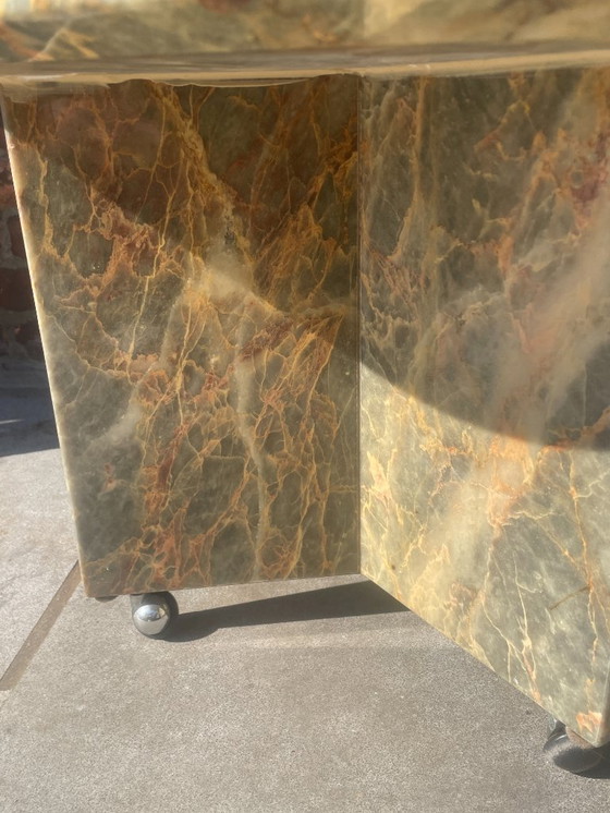 Image 1 of Set van 2 marmeren/natuurstenen bijzettafels op wielen