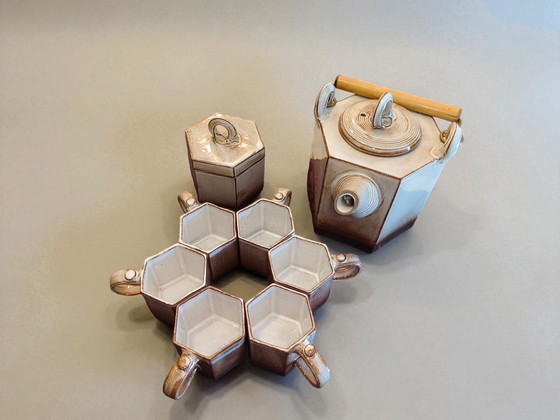 Image 1 of Studio Pottery Theeservies Zeshoekig Gesigneerd FB Jaren 70 Japanse Stijl / Studio Pottery Theeservies Zeshoekig Gesigneerd FB
