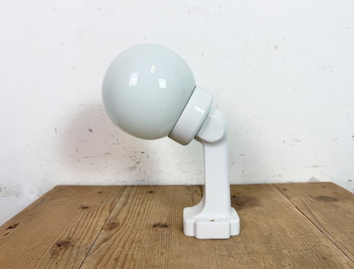 Vintage witte porseleinen wandlamp met melkglas, jaren 50