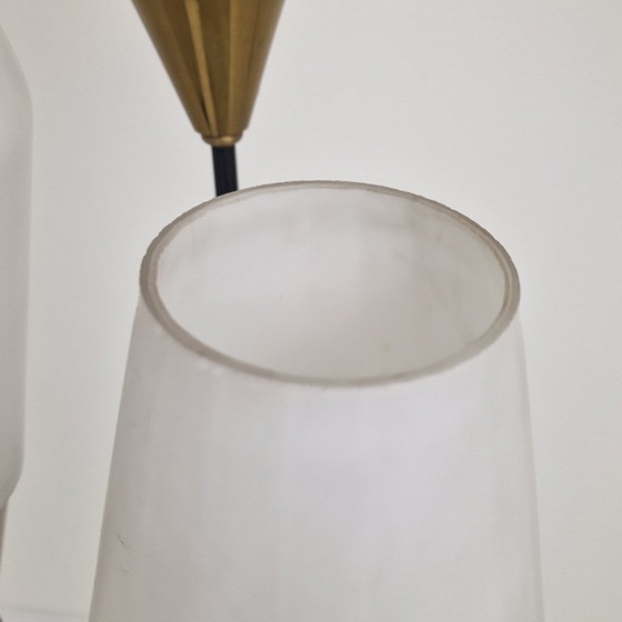 Image 1 of Lampadaire trépied en verre opalin et laiton, Italie, années 1950