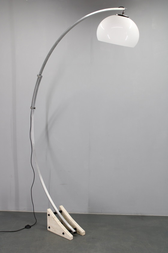 Image 1 of 1970er Harvey Guzzini Bogenförmige verstellbare Stehleuchte, Italien