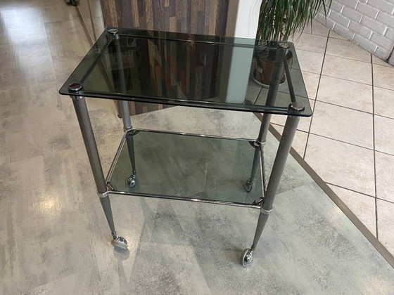 Image 1 of Carrello bar vintage anni '50 in metallo argentato con due ripiani in vetro fumé su ruote.