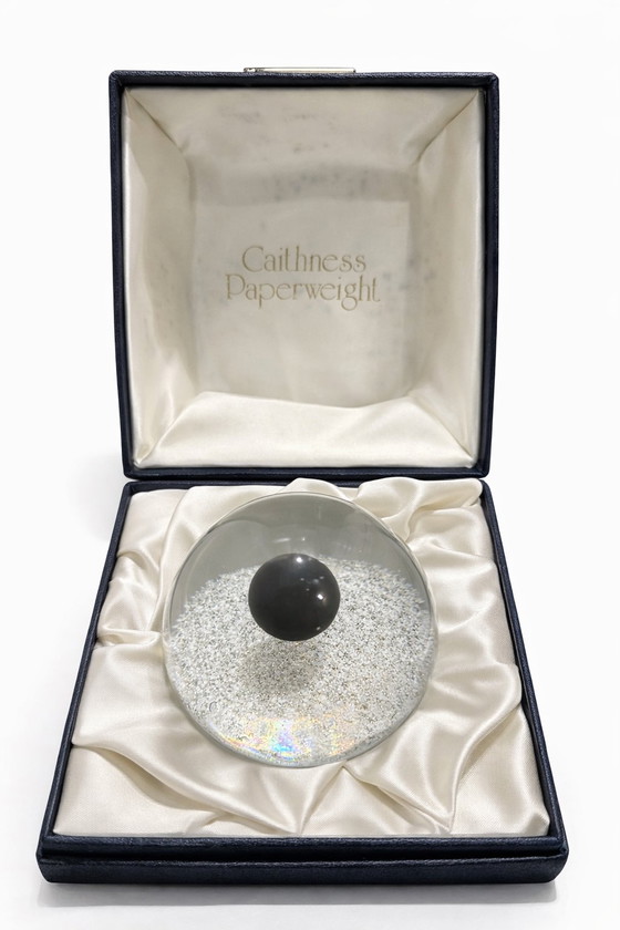 Image 1 of Pisapapeles de cristal artístico Caithness "Intruder", una pieza rara – Edición limitada 541/2000 de Colin Terris