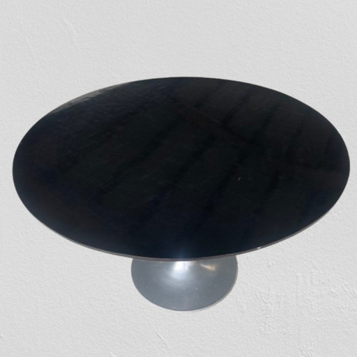 Tulip table and swivel chairs