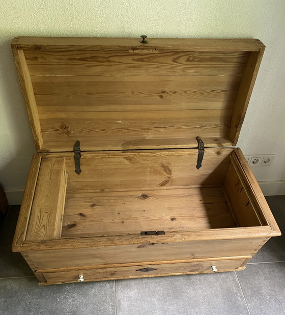Image 1 of Zware Gründerzeit kist met lade gemaakt van massief grenen uit ca. 1880