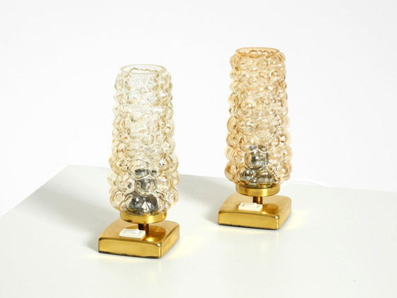 Image 1 of Zwei seltene Nachttischlampen aus Messing aus den 1960er Jahren mit goldfarbenen Blasenglasschirmen