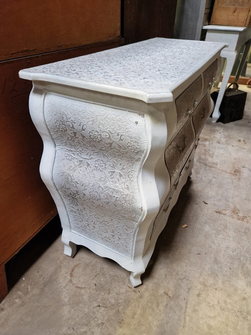 Cassettiera bianca con argento