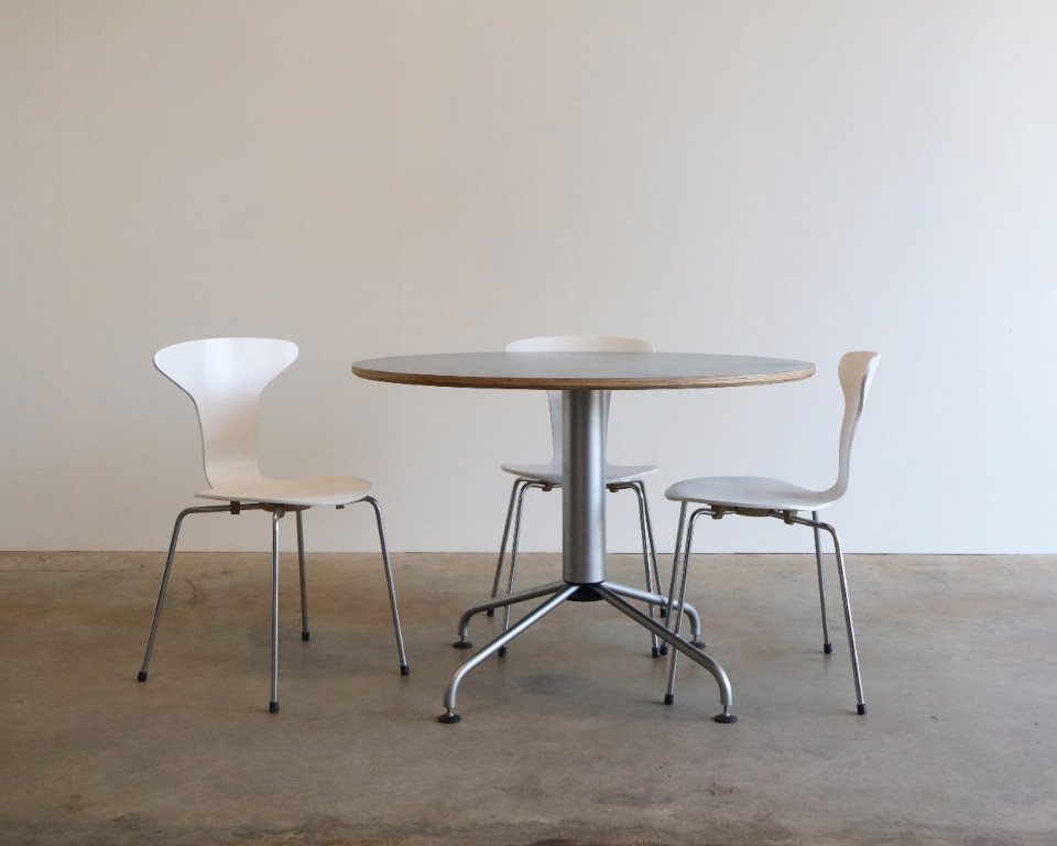 B-table FRITZ HANSEN 1989製vintage Fritz Hansen Vintage Round Table by Vico Magistretti | €600 | Whoppah
