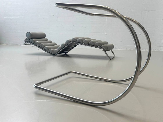 Image 1 of Elegante tumbona con tapicería y posición reclinable ajustable