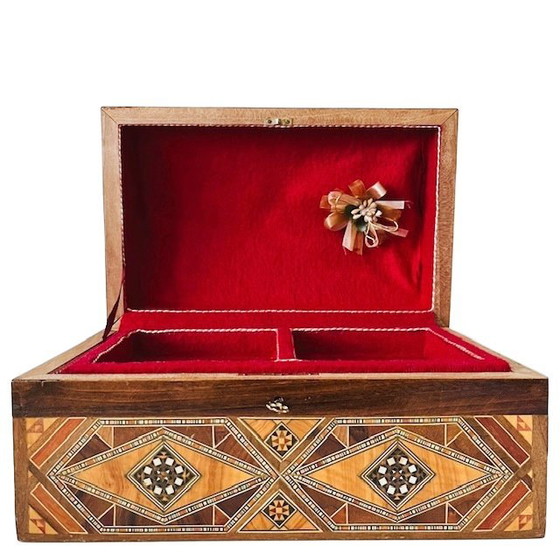 Image 1 of Portagioie vintage XL Khatam in legno geometrico con serratura, intarsi in madreperla, anni '70