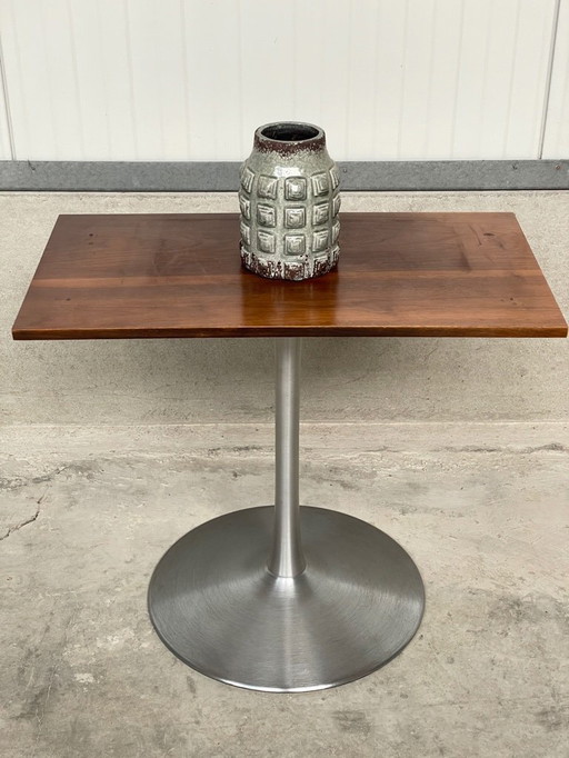 Mesa auxiliar de nogal de mediados de siglo con base de tulipán