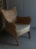 Sillón de ratán orgánico: diseño escultural