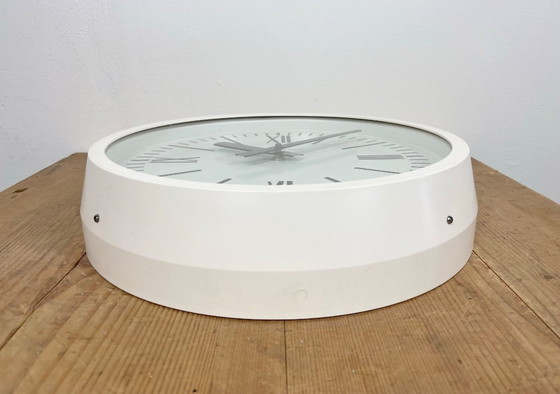 Image 1 of Witte industriële Sovjet-bakeliet wandklok van Strela, jaren 80.