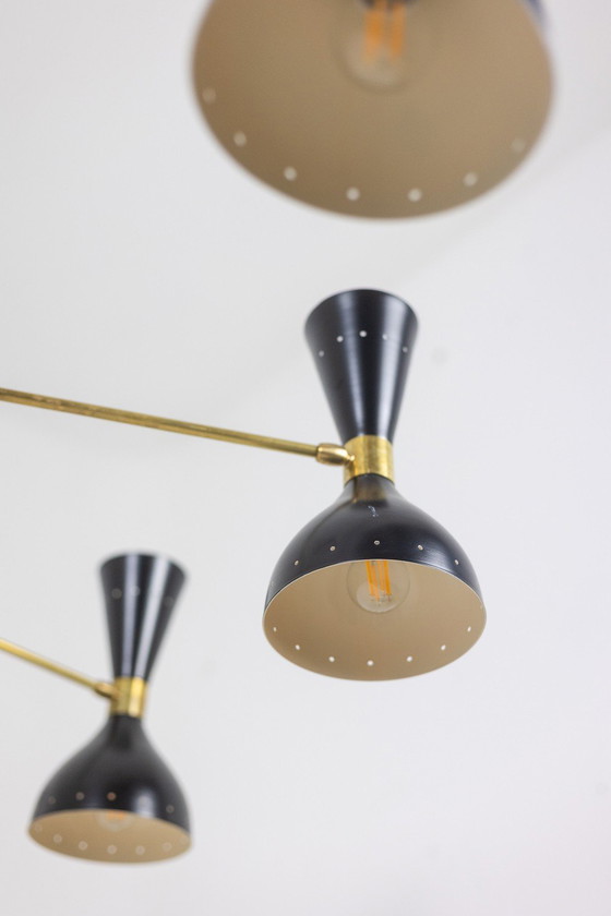 Diabolo kroonluchter met 12 lampen in zwart gelakt metaal. Hedendaags. – Metal, Brass (photo 6 of 11)