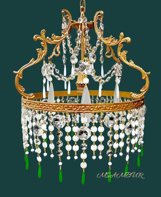 Kroonluchter met wit melkglas en authentiek kristal.