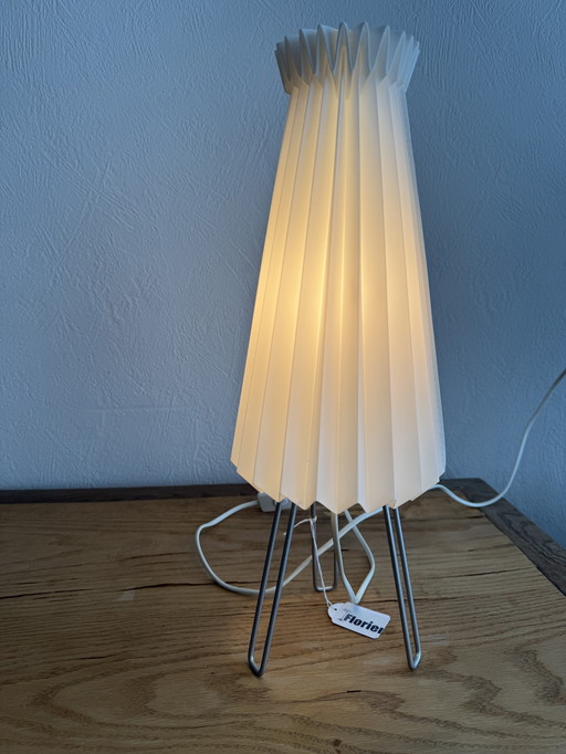 Vintage Tischlampe 1980er weiß mit plissiertem Kunststoffschirm