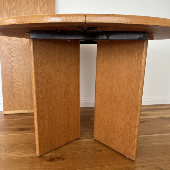 Image 1 of Solid oak extendable round dining table 115cm