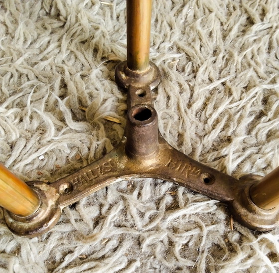 Image 1 of Engelse bijzettafel van messing en massief hout - eind 19e eeuw