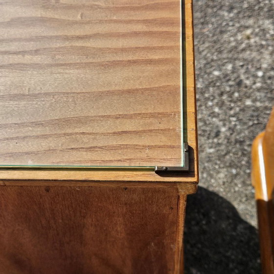 Image 1 of 2 tables de chevet Art déco françaises anciennes - Ensemble de 2 tables de chevet en loupe de bois et verre - Années 30