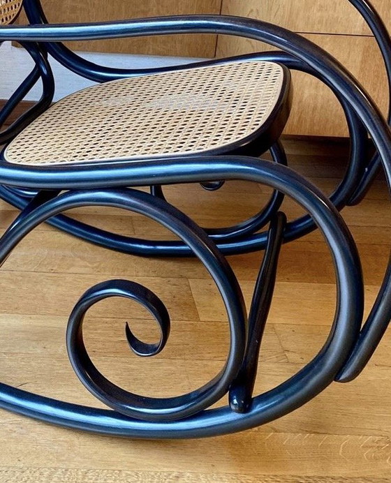 Splendido set di 2 sedie a dondolo vintage Thonet (1987) – Condizioni eccellenti – Wood, Rattan (photo 3 of 11)