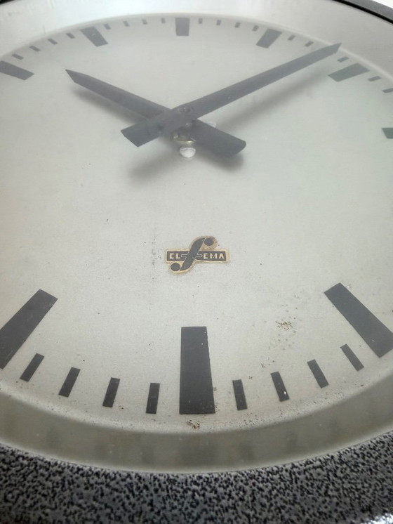 Image 1 of Grijze industriële fabriekswandklok van Elfema, jaren 60.
