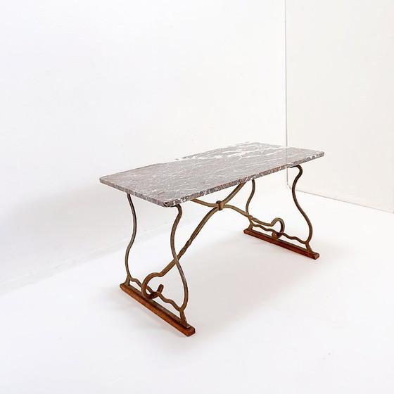 Image 1 of Mesa de centro de hierro forjado y mármol al estilo de Gilbert Poillerat