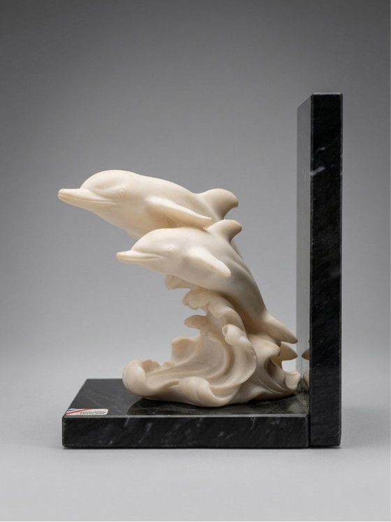 Image 1 of Een paar boekensteunen in de vorm van dolfijnen – Ivoorwitte hars met marmeren voet – Art Deco-stijl
