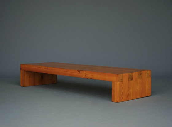 Image 1 of Table basse en pin, style Charlotte Perriand. France, années 1960.