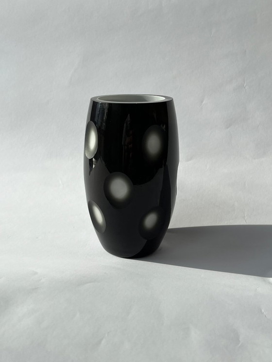 Image 1 of Scandinavisch design - Zwarte glazen vaas met geslepen stippenmotief