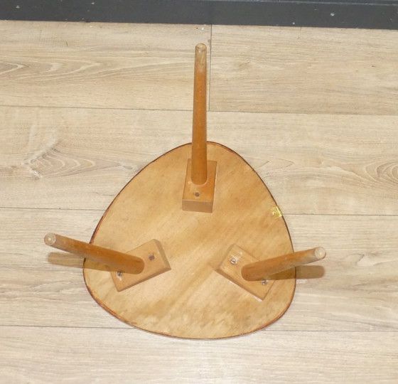 Image 1 of Taburete de flores original de los años 50 y 60 Resopal Rojo Ø34 H32 Mesa riñón con decoración retro