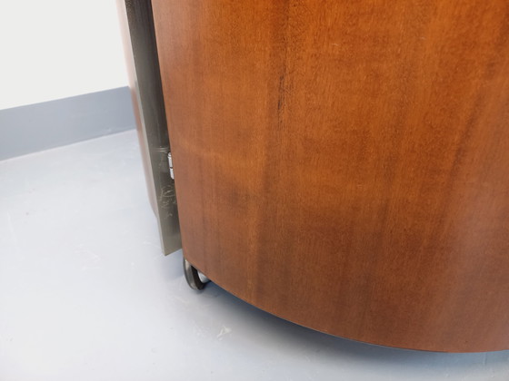 Image 1 of Tavolino da caffè rotondo vintage italiano con barra girevole su ruote di Eugenio Gerli per Tecno, in teak curvato