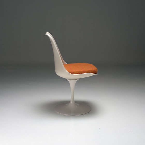 Image 1 of Silla Tulip modelo 151 y taburete modelo 152 de Eero Saarinen para Knoll