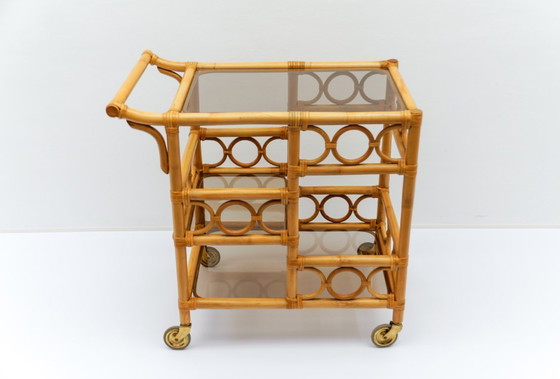 Image 1 of Carrito de servicio de bambú y vidrio ahumado con portabotellas, Italia, años 50
