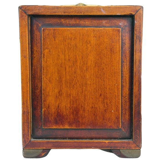Chinesische Holz-Schmuckschatulle mit geschnitzten Steinplatten und Messingbeschlägen – Dekorative Objekte (photo 8 of 10)