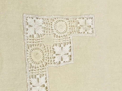 7 antieke linnen theeservetten met opengewerkt kant – monogram F – decoratieve objecten (photo 2 of 5)