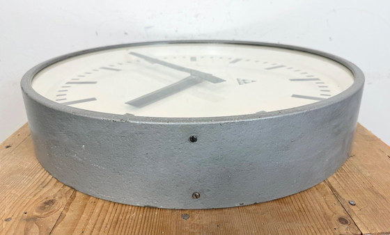 Image 1 of Grote grijze industriële fabriekswandklok van Pragotron, jaren 60