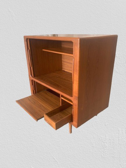 Image 1 of Aparador alto Dyrlund