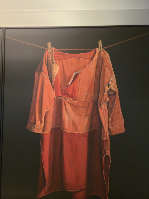 Jopie Huisman – “Red Bay Shirt” – Lienzo, 135 × 180 cm, con marco flotante negro. – giclee prints, Wood, Canvas
