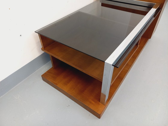 Image 1 of Vintage modernistische rechthoekige salontafel met houten nissen, chroom en rookglas uit de jaren 70.