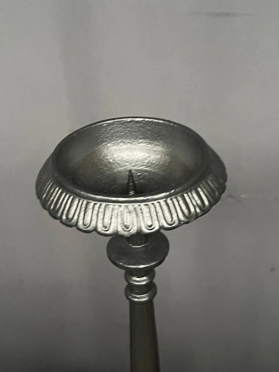 Paire de chandeliers massifs en fonte de style Renaissance. – Bougeoirs et chandeliers, Cast Iron (photo 6 of 7)