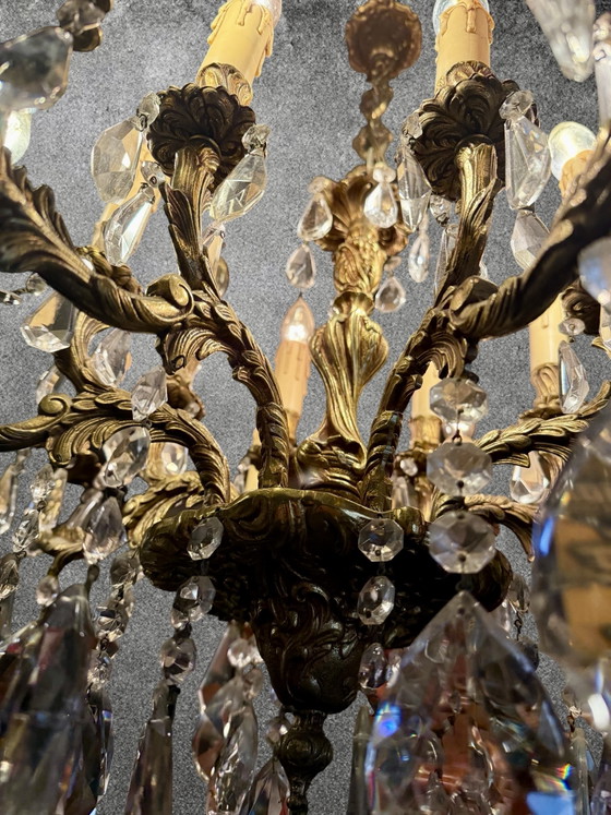 Imposant lustre ancien de style Louis XV/rococo, richement orné de cristaux magnifiquement taillés. – Bronze (photo 12 of 12)