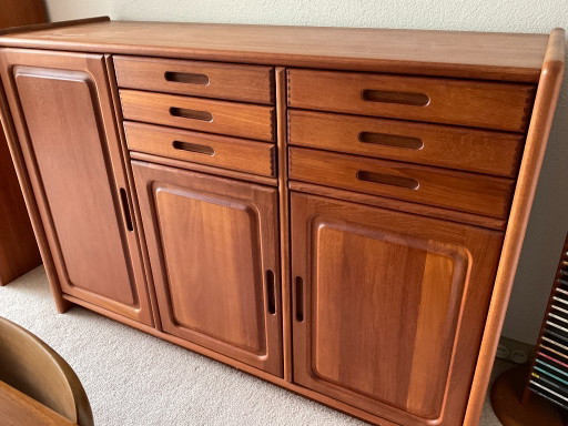 Precioso aparador de teca de diseño danés Dyrlund
