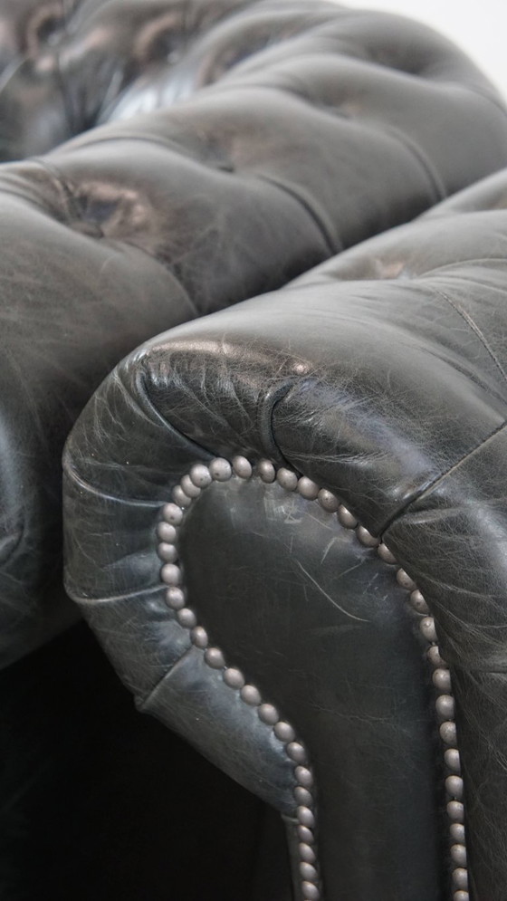 Image 1 of 2 x Ruime zwarte chesterfield fauteuil van generfd rundleer